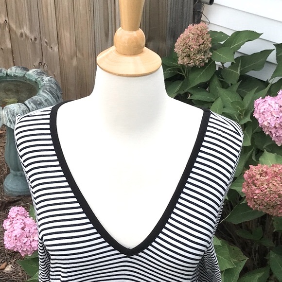 Max Studio Hi Lo Black and Cream Striped V-neck Long Sleeve Top Size Medium - Picture 2 of 11